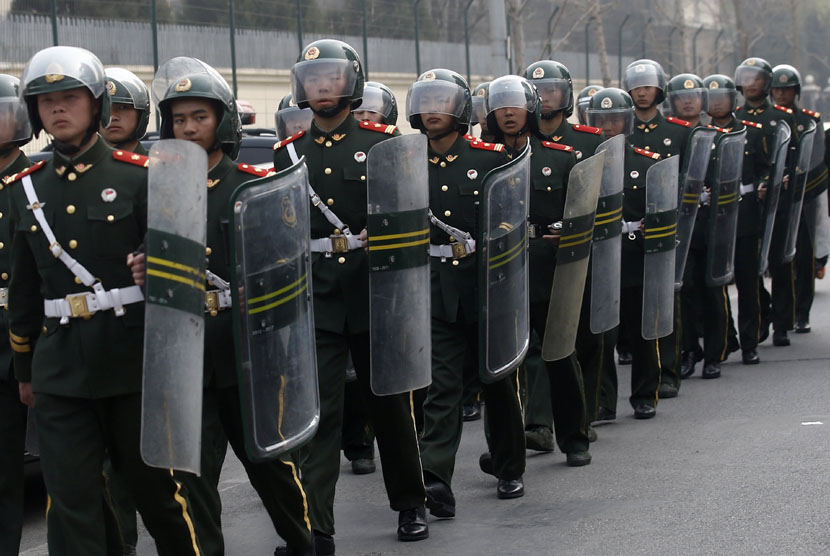  Personel polisi berjaga di depan gedung Kedubes Malaysia di Beijing, Selasa (25/3).   (Reuters/Kim Kyung-Hoon)