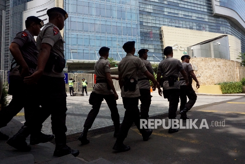 Personel polisi berjaga di depan pintu masuk Hotel Raffles, Jakarta, Rabu (1/3).