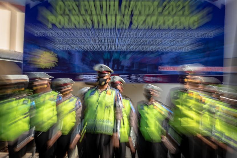 Personel Polisi Lalu Lintas mengikuti gelar pasukan Operasi Patuh Candi 2021 di Polrestabes Semarang, Jawa Tengah, Senin (20/9/2021). Operasi gabungan lintas unsur yang berlangsung 20 September hingga 3 Oktober 2021 itu akan dilaksanakan 100 persen secara simpatik dan edukatif tanpa ada penilangan untuk mewujudkan keamanan, keselamatan, ketertiban dan kelancaran lalu lintas serta imbauan disiplin protokol kesehatan guna mencegah penyebaran COVID-19.