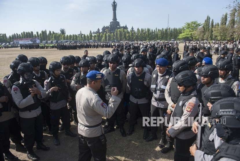 Personel polisi mendapat pengarahan tugas dalam Gelar Pasukan Operasi Puri Agung VI 2018 untuk pengamanan pertemuan IMF-Bank Dunia di Lapangan Niti Mandala Renon, Denpasar, Kamis (4/10). 
