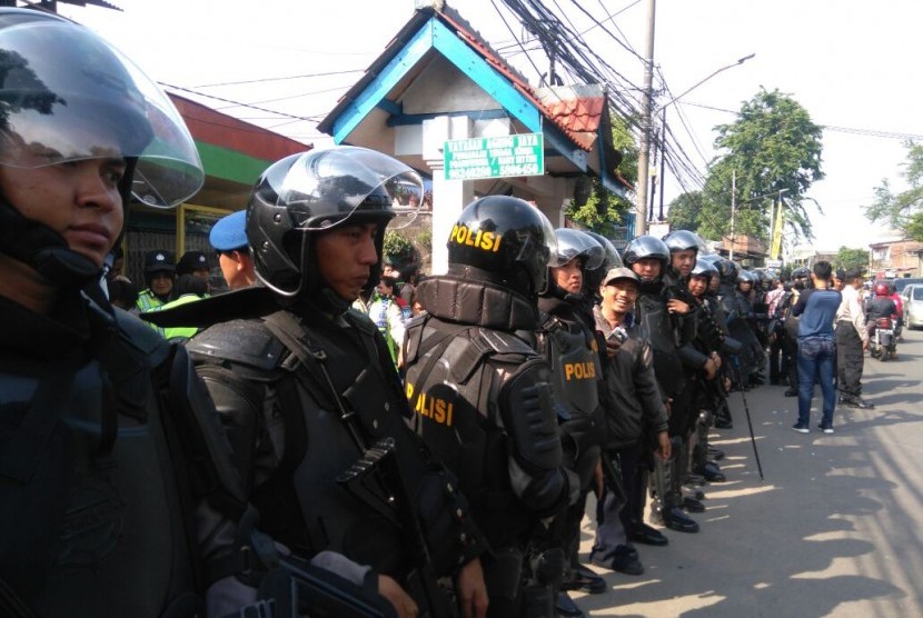 Personel polisi mengamankan blusukan pejawat Basuki Tjahaja Purnama (Ahok) di Kedoya, Jakarta Barat, Kamis (9/11).