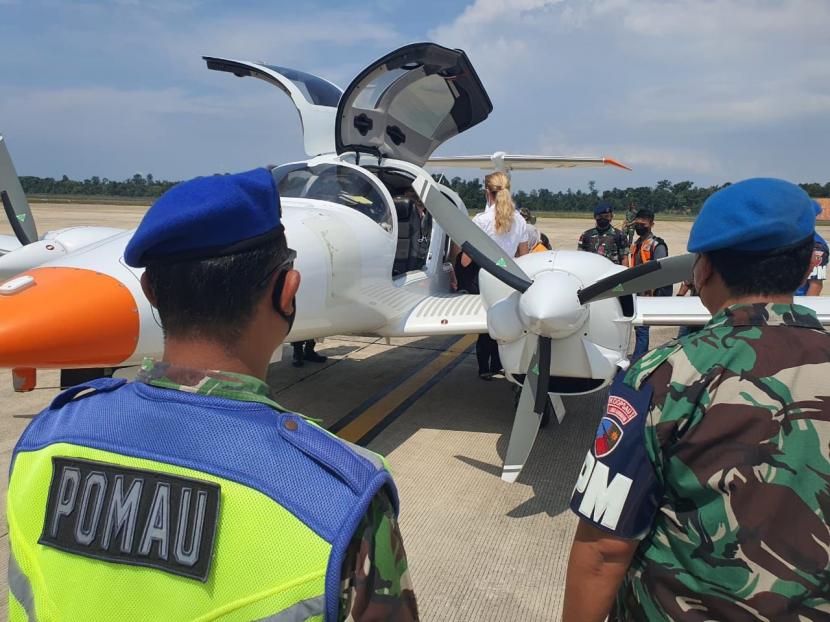 Personel Polisi Militer Angkatan Udara mengawasi pesawat DA62 yang terbang tanpa izin di wilayah NKRI dan ditahan di  Lanud Hang Nadim , Kota Batam, sejak Jumat (13/6/2022).