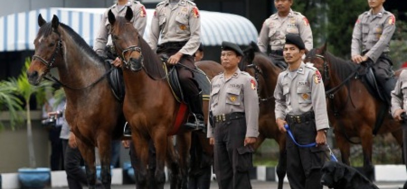 Personel Polisi satwa mengikuti apel gelar pasukan dalam rangka pengamanan SEA Games 2011. 