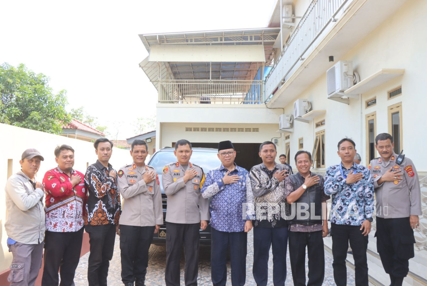 Personel Polres Indramayu mengikuti kegiatan pembinaan rohani dan mental (Binrohtal), di Masjid Baitul Hidayah Polres Indramayu, Kamis (13/2/2025). 