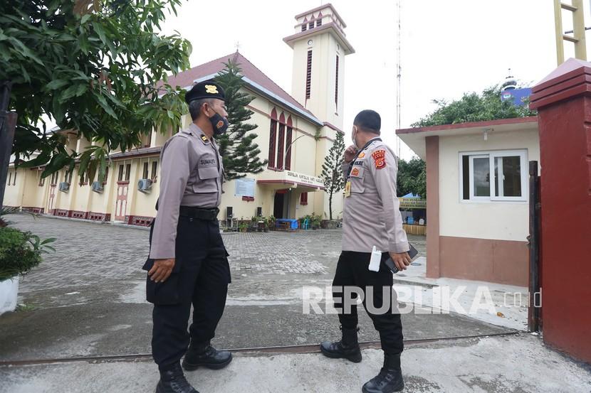 Personel polisi berjaga di pos pengamanan di halaman gereja. Tim Jibam dari Polda Jabar menyisir dua gereja di Palabuhanratu, Sukabumi.