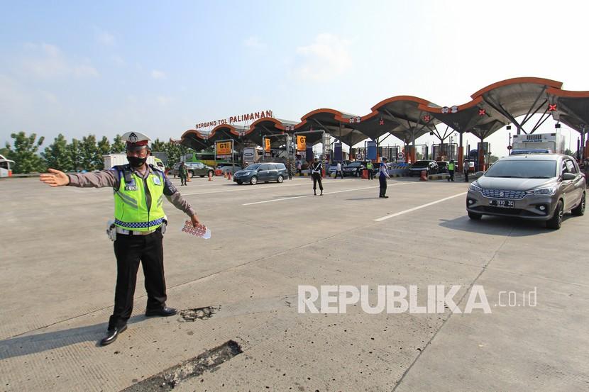 Personel Polresta Cirebon menghentikan kendaraan yang keluar dari gerbang Tol Cipali saat simulasi penyekatan larangan mudik di Palimanan, Cirebon, Jawa Barat, Kamis (29/4). Polda Jawa Barat menyiapkan 158 titik penyekatan selama penetapan larangan mudik Hari Raya Idul Fitri 1442 Hijriyah. 