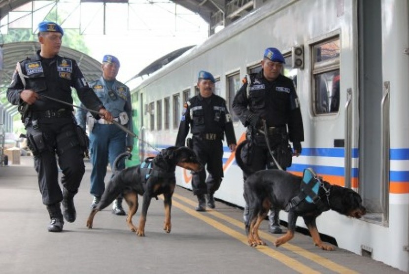 Pengamanan stasiun kereta. (Ilustrasi)