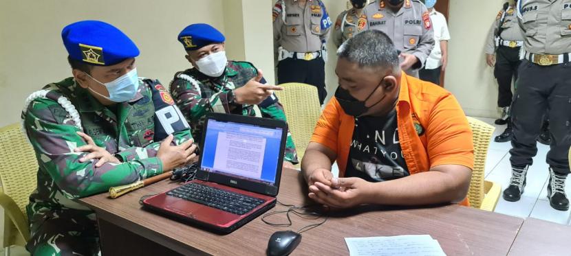 Personel Pusat Polisi Militer Angkatan Darat (Puspomad) memeriksa Brigadir CS yang menembak Pratu MRK Sinurat di RM Cafe, Cengkareng, Jakarta Barat, Kamis (25/2) dini hari WIB. 