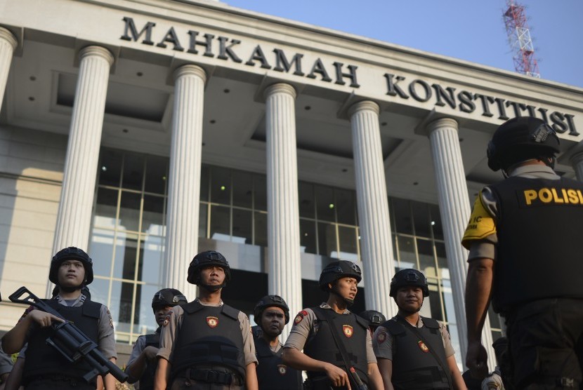 Personel Samapta Polri bersiap melakukan pengamanan di sekitar Gedung Mahkamah Konstitusi (MK), Jakarta, Rabu (26/6/2019). 