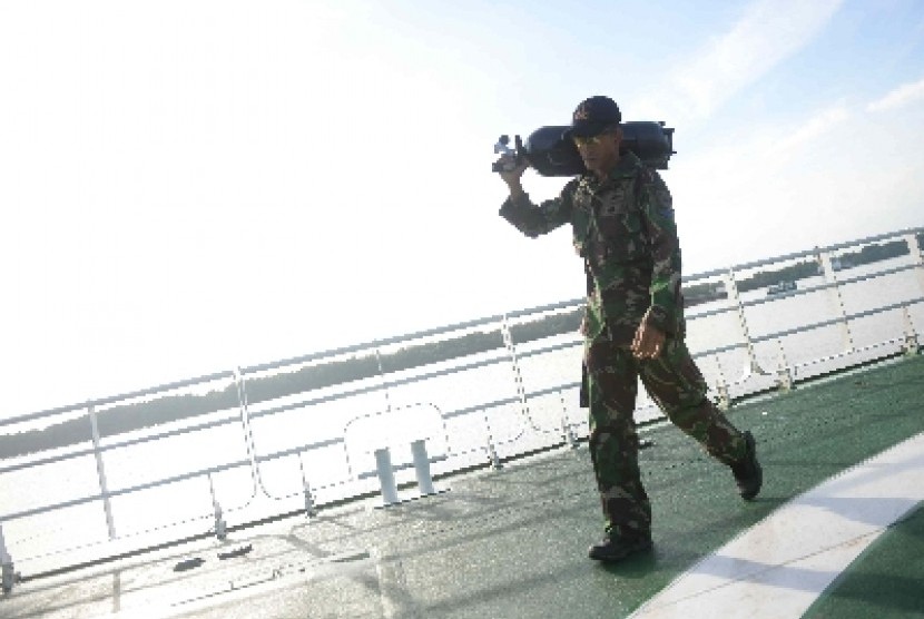 Personel SAR menyiapkan peralatan selam di KKapal SAR Purworejo, Pelabuhan Panglima Utar, Kumai,Kalimantan Tengah, Kamis (1/1). Persiapan ini untuk penyisiran korban Air Asia dengan penyelaman oleh TNI AL. 