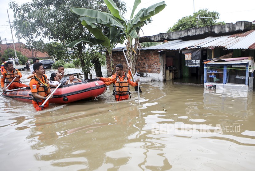 Personel SAR Palembang mengevakuasi warga yang menjadi korban banjir di Sekip Bendung, Palembang, Sumatera Selatan