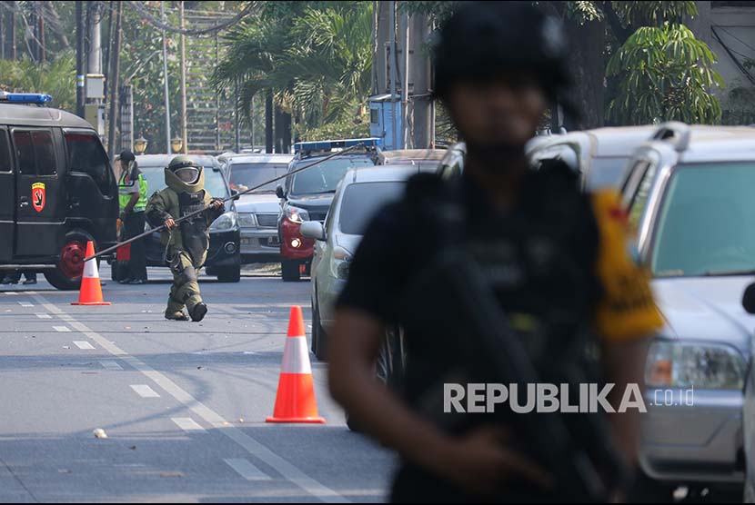 Personel Sat Brimob Polda Jatim melakukan penyisiran di areal lokasi ledakan Gereja Kristen Indonesia, Jalan Diponegoro, Surabaya, Jawa Timur, Ahad (13/5).