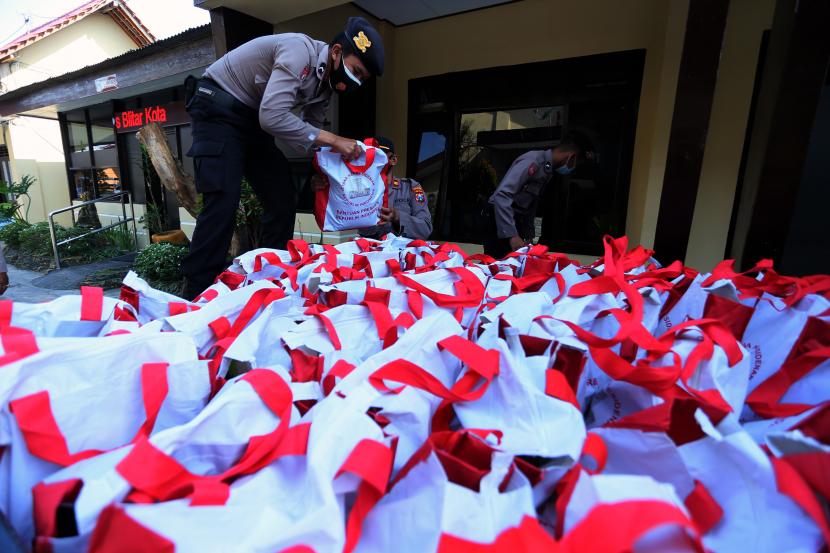  Personel Satbinmas Polres Blitar Kota menata paket bansos dari Presiden Joko Widodo untuk selanjutnya di salurkan di Kota Blitar, Jawa Timur, Jumat (10/9/2021). 