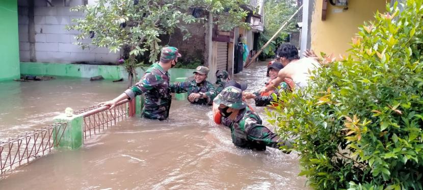Personel Satgas Banjir Seskoal diterjunkan mengevakuasi warga korban banjir di Ciracas dan Ciledug, Sabtu (20/2).
