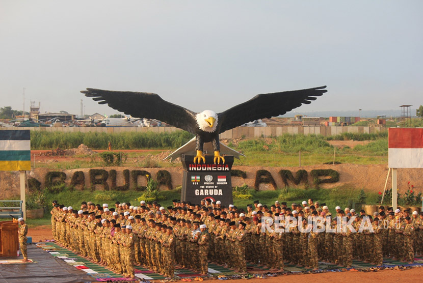 Personel Satgas Kizi TNI  menggelar Sholat Idul Fitri 1438 H berjamaah di Lapangan Garuda, UN Super Camp, Mpoko, Bangui, Afrika Tengah.