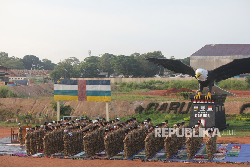 Personel Satgas Kizi TNI  menggelar Sholat Idul Fitri 1438 H berjamaah di Lapangan Garuda, UN Super Camp, Mpoko, Bangui, Afrika Tengah.