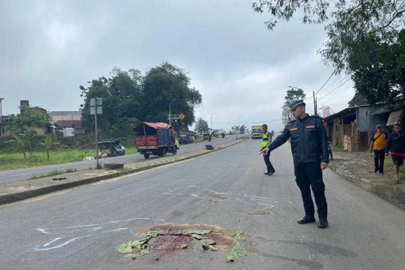 Personel Satlantas Polres Sukabumi Kota tengah menunjukkan lokasi kecelakaan yang menewaskan dua personel drum band di Jalur Lingkar Selatan Sukabumi tepatnya di Simpang Mangkalaya, Desa/Kecamatan Cisaat, Kabupaten Sukabumi, Jabar pada Sabtu (29/6/2024).