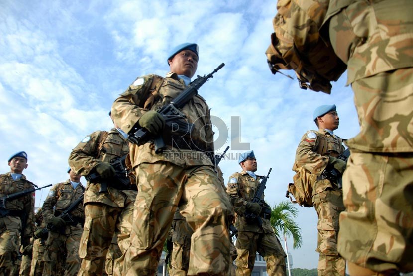   Personel satuan Tugas (Satgas) Garuda mengikuti upacara penerimaan kedatangan Kontingen Garuda Lebanon di Mabes TNI Cilangkap, Jakarta Timur, Rabu (18/12).   (Republika/Rakhmawaty La'lang)