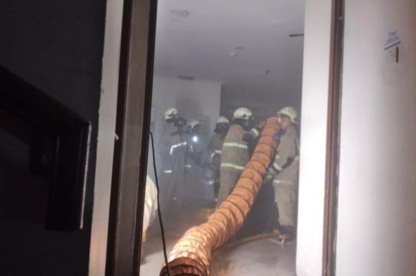 Personel Suku Dinas Dinas Penanggulangan Kebakaran dan Penyelamatan (Gulkarmat) Jakarta Timur memadamkan kebakaran lift barang Rumah Sakit EMC Pulomas, Jakarta, Ahad (12/11/2023) 