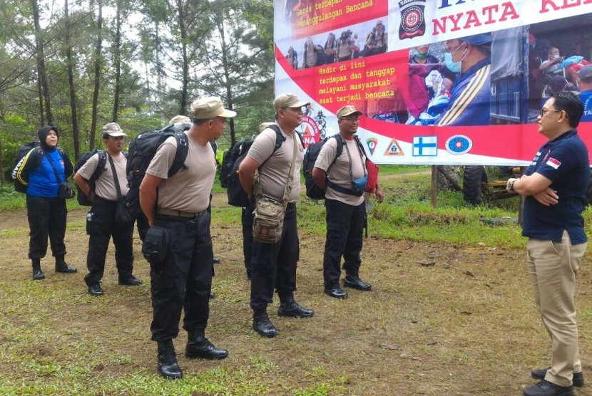 Personel Tagana berlatih kesiapsiagaan menghadapi bencana. 