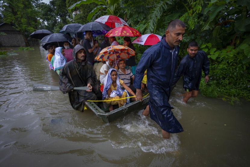 Personel tentara India menyelamatkan penduduk desa yang terkena banjir di atas perahu di desa Jalimura, barat Gauhati, India, Sabtu, 18 Juni 2022.