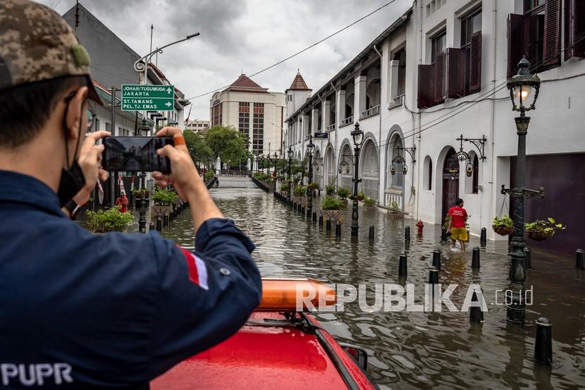Jalan di kawasan Kota Lama Semarang, Jawa Tengah, terendam banjir.