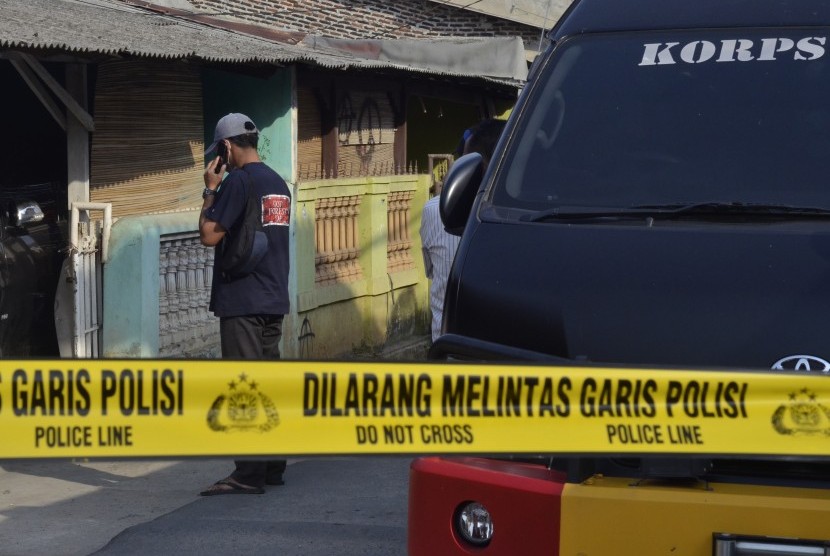 Personel Tim Densus 88 Polri berjaga saat penggeledahan rumah milik orang tua salah satu terduga teroris di Bandar Lampung, Lampung, Selasa (15/10/2019).