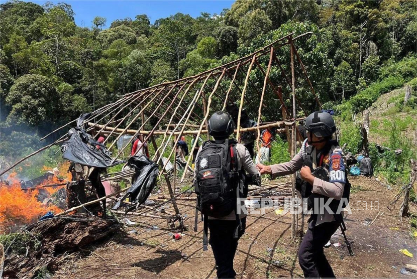 Personel tim gabungan merobohkan pondok semi permanen saat memusnahkan ladang ganja di Kabupaten Nagan Raya, Provinsi Aceh. 