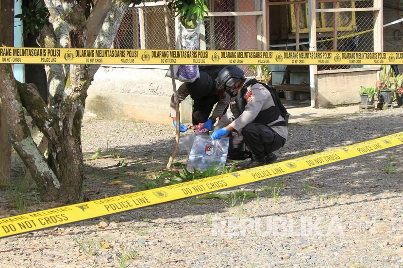 Personel Tim Jihandak dan Jibom Satbrimobda Polda Aceh melakukan identifikasi tempat kejadian perkara pelemparan granat oleh orang tidak dikenal (OTK) di depan rumah salah satu anggota DPRK Aceh Barat di Desa Alue Perman, Kecamatan Woyla Barat, Kabupaten Aceh Barat, Aceh, Senin (8/6/2020).  