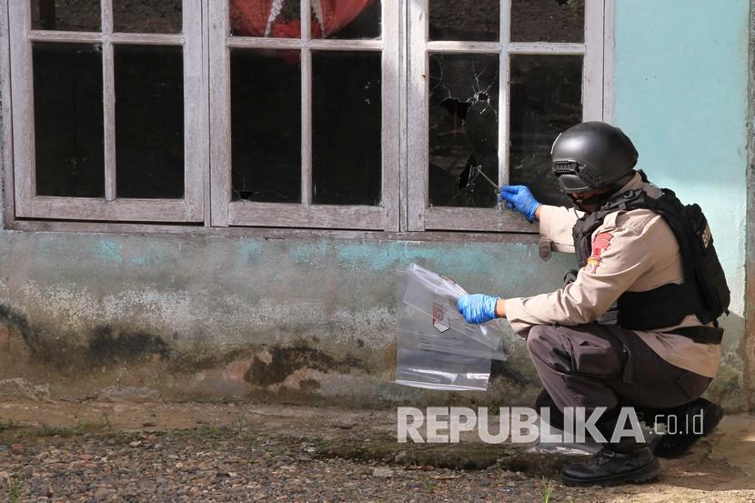 Personel Tim Jihandak dan Jibom Satbrimobda Polda Aceh melakukan identifikasi tempat kejadian perkara pelemparan granat oleh orang tidak dikenal (OTK) di depan rumah salah satu anggota DPRK Aceh Barat di Desa Alue Perman, Kecamatan Woyla Barat, Kabupaten Aceh Barat, Aceh, Senin (8/6/2020). Ledakan granat yang terjadi Senin diri hari sekitar pukul 03.45 WIB tersebut tidak menimbulkan korban jiwa, namun demikian beberapa bagian jendela rumah korban dan rumah tetangga rusak, dan hingga saat ini pihak Kepolisian Polres Aceh Barat bersama Polda Aceh masih melakukan penyidikan atas peristiwa tersebut. 