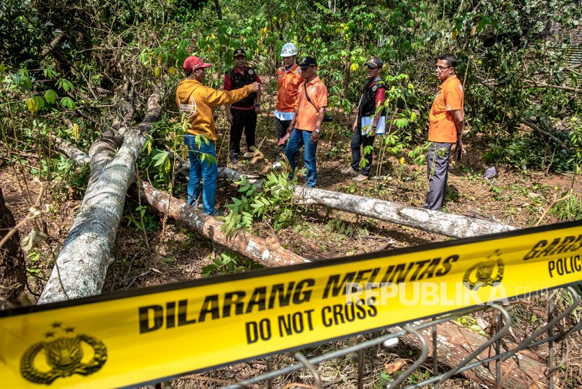 Personel Tim Labfor Mabes Polri Cabang Semarang melakukan olah tempat kejadian perkara (TKP) peristiwa ledakan yang diduga akibat loncatan arus jaringan transmisi Saluran Udara Tegangan Ekstra Tinggi (SUTET) 500 kV interkoneksi Jawa-Bali yang melintang di Gunungpati, Semarang, Jawa Tengah, Selasa (6/4/2019).