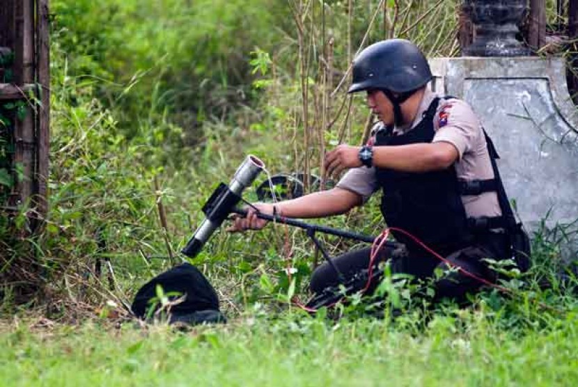  Personel Tim Penjinak Bom Brimob berupaya menghancurkan tas mencurigakan di Pabelan, Kartasura, Sukoharjo, Jateng, Selasa (26/3). 