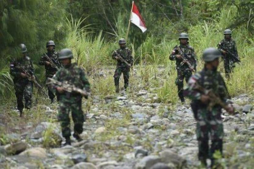 Personel TNI AD berpatroli di pelosok Kabupaten Yakuhimo, Provinsi Papua beberapa waktu lalu. 