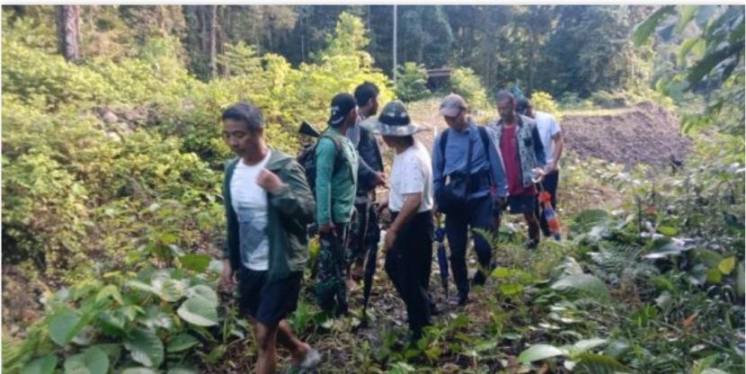Personel TNI AD dari Koramil 1709-03/Waropen Bawah menciduk enam warga negara Cina yang melakukan penambangan ilegal di Kampung Sewa, Distrik Wapoga, Kabupaten Waropen, Provinsi Papua pada Sabtu (20/11). 