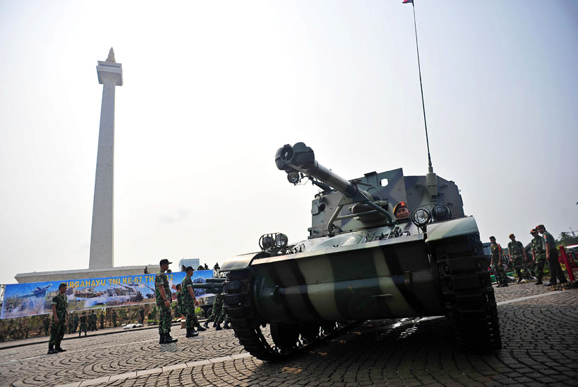  Personel TNI AD melakukan persiapan pameran Alutsista TNI Angkatan Darat di lapangan Monas, Jakarta, Kamis (4/10). (Edwin Dwi Putranto/Republika)