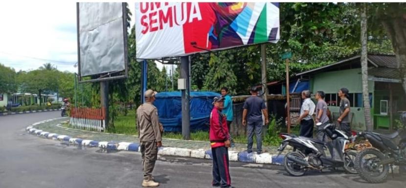 Personel TNI AD menurunkan banner bacapres Ganjar Pranowo yang dipasang di lahan milik Makodim 1013/Muara Teweh, Kabupaten Barito Utara, Sabtu (15/7/2023).