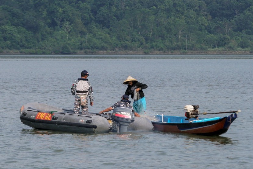 Personel TNI AL melakukan patroli di sekitar perairan Pulau Nusakambangan, Cilacap, Jateng, Kamis (28/7). 