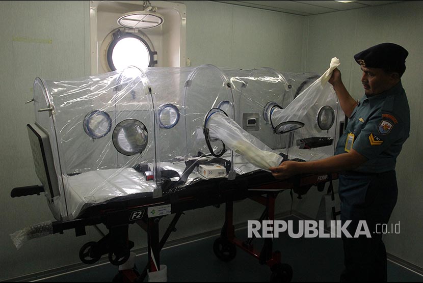 Personel TNI Angkatan Laut menujukkan tempat tidur isolasi di kapal rumah sakit KRI dr Soeharso di Dermaga Madura, Komando Armada II Surabaya, Jawa Timur, Kamis (20/2)