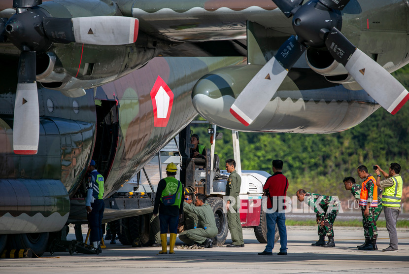 Komunitas Singapura di Batam Sumbang 200 Set APD. Personel TNI Angkatan Udara dengan menggunakan alat berat menurunkan bahan material yang akan digunakan untuk pembangunan rumah sakit khusus Corona (COVID-19) dari pesawat Hercules C-130 di Bandara Hang Nadim Batam, Kepulauan Riau, Kamis (12/3/2020). (Antara/MN Kanwa)