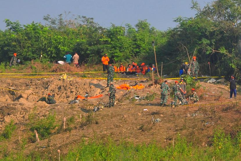 Personel TNI AU berada di lokasi kecelakaan pesawat tempur latih T-50i Golden Eagle TT-5009 yang jatuh di Desa Nginggil, Kradenan, Blora, Jawa Tengah, Selasa (19/7/2022). Kecelakaan pesawat dari Skadron Udara 15 Lanud Iswahjudi saat latihan terbang malam pada Senin (18/7/2022) tersebut mengakibatkan pilot pesawat Lettu Pnb Allan Safitra Indra Wahyudi meninggal dunia. 