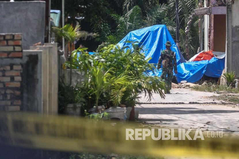 Personel TNI AU Lanud Roesmin Nurjadin Pekanbaru menutup pesawat tempur yang menimpa rumah warga dengan terpal di Desa Kubang Jaya, Kabupaten Kampar, Riau, Senin (15/6/2020). Pihak TNI AU menyatakan tidak ada korban jiwa dalam peristiwa jatuhnya pesawat tempur jenis BAE Hawk 209 dengan nomor registrasi TT-0209.