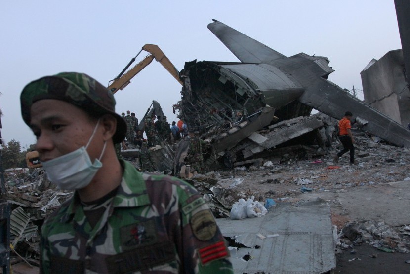 Personel TNI berada didekat ekor bangkai pesawat Hercules C-130 yang jatuh ketika akan dilakukan proses evakuasi, di Jalan Jamin Ginting, Medan, Sumatera Utara, Rabu (1/7).