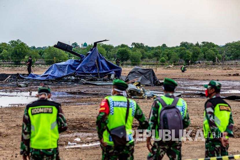 Personel TNI berjaga di sekitar lokasi helikopter yang jatuh. (Ilustrasi)