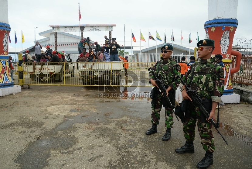  Personel TNI berjaga di wilayah perbatasan Indonesia dan Papua Nugini di Skouw, Distrik Muara Tami, Kota Jayapura, Papua, Kamis (17/9).  (Republika/Prayogi)