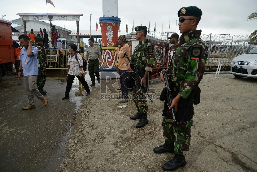  Personel TNI berjaga di wilayah perbatasan Indonesia dan Papua Nugini di Skouw, Distrik Muara Tami, Kota Jayapura, Papua, Kamis (17/9).   (Republika/Prayogi)