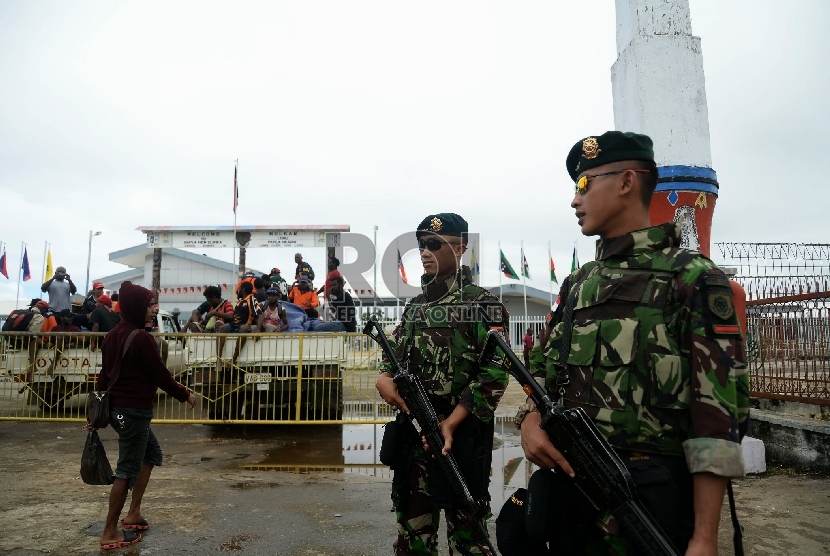 Personel TNI berjaga di wilayah perbatasan Indonesia dan Papua Nugini di Skouw, Distrik Muara Tami, Kota Jayapura, Papua, Kamis (17/9).  (Republika/Prayogi)