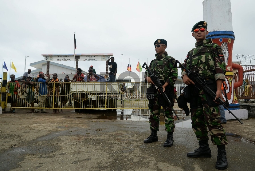 Personel TNI berjaga di wilayah perbatasan Indonesia dan Papua Nugini di Skouw, Distrik Muara Tami, Kota Jayapura, Papua, Kamis (17/9).   (Republika/Prayogi)