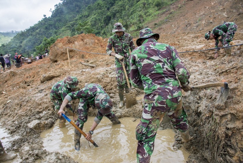 Personel TNI berusaha mencari korban yang belum ditemukan pasca tanah longsor di Desa Sirnaresmi, Cisolok, Kabupaten Sukabumi, Jawa Barat, Kamis (03/01/2019).