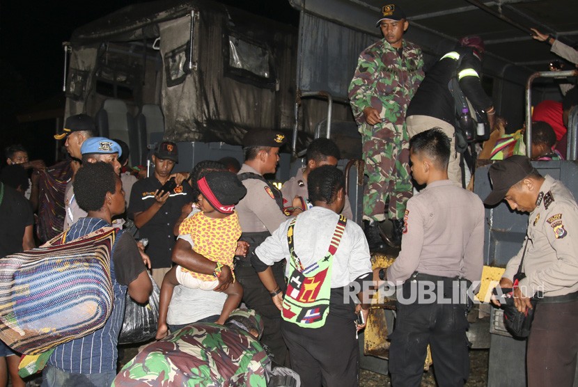 Personel TNI dan Polri mengevakuasi warga dari perkampungan Distrik Tembagapura di Kabupaten Mimika, Papua, Ahad (8/3/2020) malam WIT. (Antara/Sevianto Pakiding)
