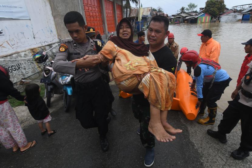 Personel TNI dan Polri mengevakuasi warga yang terjebak banjir di Kampung Baru di Palu, Sulawesi Tengah, Selasa (6/9/2022). Banjir yang merendam permukiman warga itu diakibatkan hujan lebat yang melanda Kota Palu serta wilayah hulu sungai di Kabupaten Sigi hingga menyebabkan Sungai Palu meluap dan merupakan banjir terparah dalam 10 tahun terakhir. 